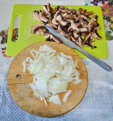 Салат: корейская морковка, курица, грибы