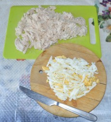 Салат: корейская морковка, курица, грибы