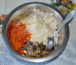 Салат: корейская морковка, курица, грибы