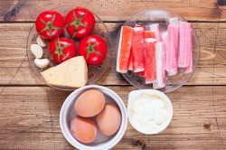 название картинки Салат крабовые палочки помидоры яйца сыр