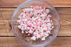 название картинки Салат крабовые палочки помидоры яйца сыр