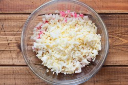 название картинки Салат крабовые палочки помидоры яйца сыр