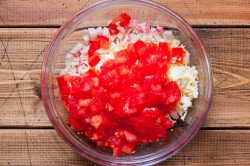 название картинки Салат крабовые палочки помидоры яйца сыр