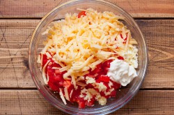 название картинки Салат крабовые палочки помидоры яйца сыр