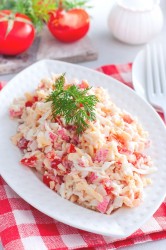 название картинки Салат крабовые палочки помидоры яйца сыр