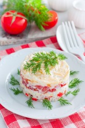 название картинки Салат крабовые палочки помидоры яйца сыр