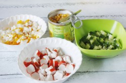 Салат крабовые палочки с рисом и кукурузой