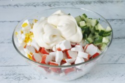 Салат крабовые палочки с рисом и кукурузой