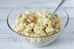 Салат крабовые палочки с рисом и кукурузой