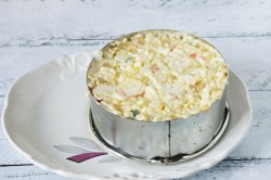 Салат крабовые палочки с рисом и кукурузой