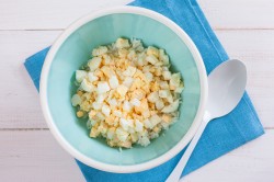 название картинки Крабовый салат с рисом и кукурузой классический