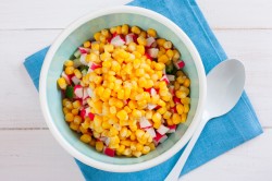 название картинки Крабовый салат с рисом и кукурузой классический