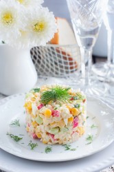 название картинки Крабовый салат с рисом и кукурузой классический