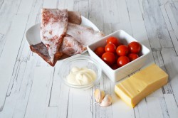 Салат Красное море с помидорами и кальмарами