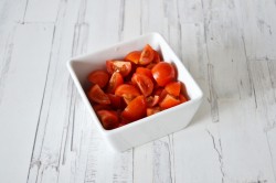 Салат Красное море с помидорами и кальмарами