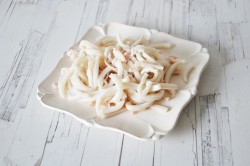 Салат Красное море с помидорами и кальмарами