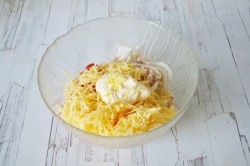 Салат Красное море с помидорами и кальмарами
