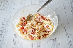 Салат Красное море с помидорами и кальмарами