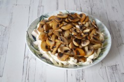 название картинки Салат Красные маки с курицей