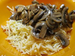 Салат Креветки грибы сыр