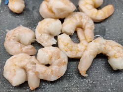 Салат креветки кальмары красная икра