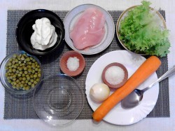 Салат Купеческий с куриными грудками и зеленым горошком