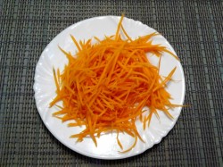 Салат Купеческий с куриными грудками и зеленым горошком