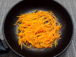 Салат Купеческий с куриными грудками и зеленым горошком