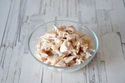 название картинки Салат курица с ананасами слоями