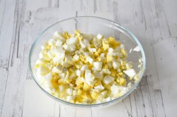 название картинки Салат курица с ананасами слоями
