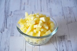 название картинки Салат курица с ананасами слоями