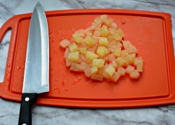 Салат курица с ананасами сыром и чесноком