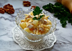 Салат курица с ананасами сыром и чесноком