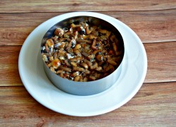 Салат курица с шампиньонами и грецкими орехами