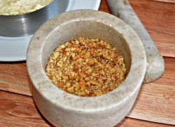 Салат курица с шампиньонами и грецкими орехами