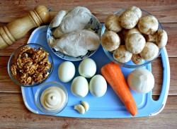 Салат курица с шампиньонами и грецкими орехами