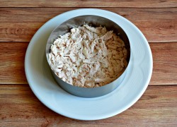 Салат курица с шампиньонами и грецкими орехами