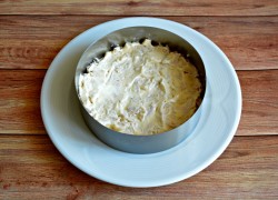 Салат курица с шампиньонами и грецкими орехами