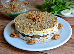 Салат курица с шампиньонами и грецкими орехами