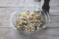 название картинки Салат с курицей, огурцом, яйцом и сыром