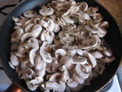 Салат лисья шубка с грибами и копчёным сыром