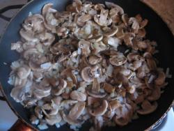 Салат лисья шубка с грибами и копчёным сыром