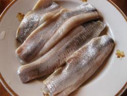 Салат лисья шубка с грибами и копчёным сыром