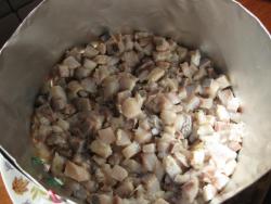 Салат лисья шубка с грибами и копчёным сыром