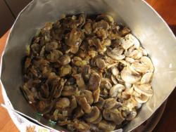 Салат лисья шубка с грибами и копчёным сыром