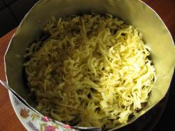 Салат лисья шубка с грибами и копчёным сыром