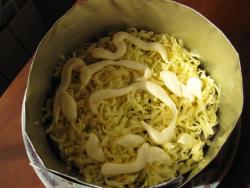 Салат лисья шубка с грибами и копчёным сыром