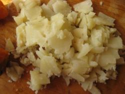 Салат лисья шубка с грибами и копчёным сыром