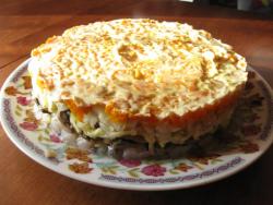 Салат лисья шубка с грибами и копчёным сыром