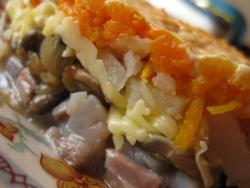 Салат лисья шубка с грибами и копчёным сыром